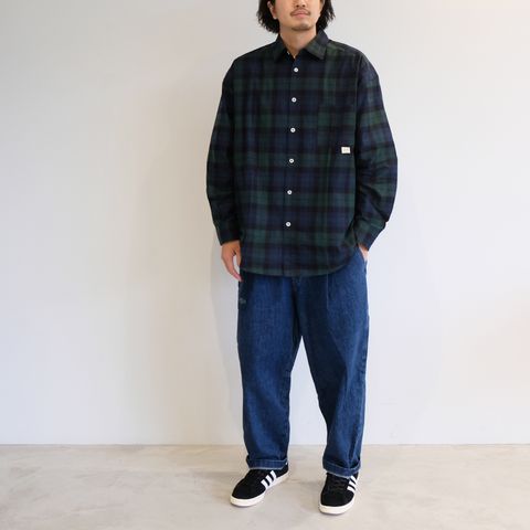 シンプルながらストリートのエッセンスを感じさせるチェックシャツコーデ