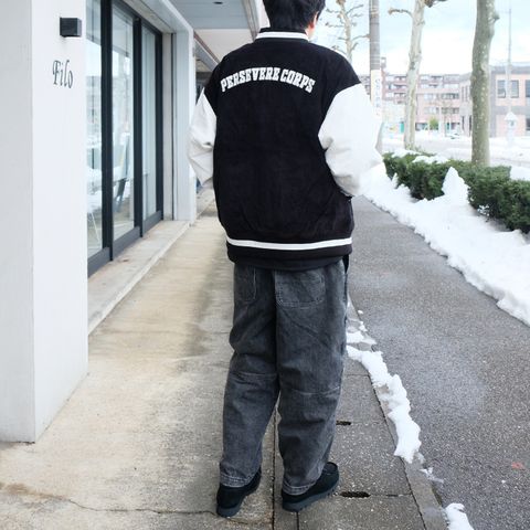 モノトーンでまとめた冬のスタジャンコーデ