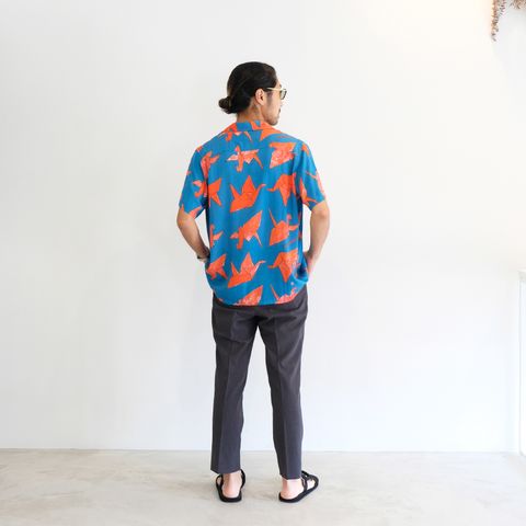 柄シャツはスラックスに合わせて男の渋さを意識