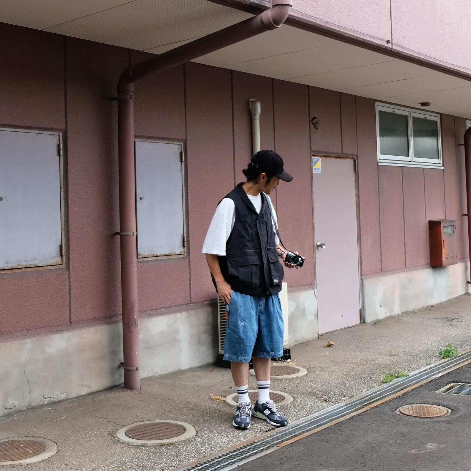 軽やかな半袖短パンスタイルに実用性をプラス