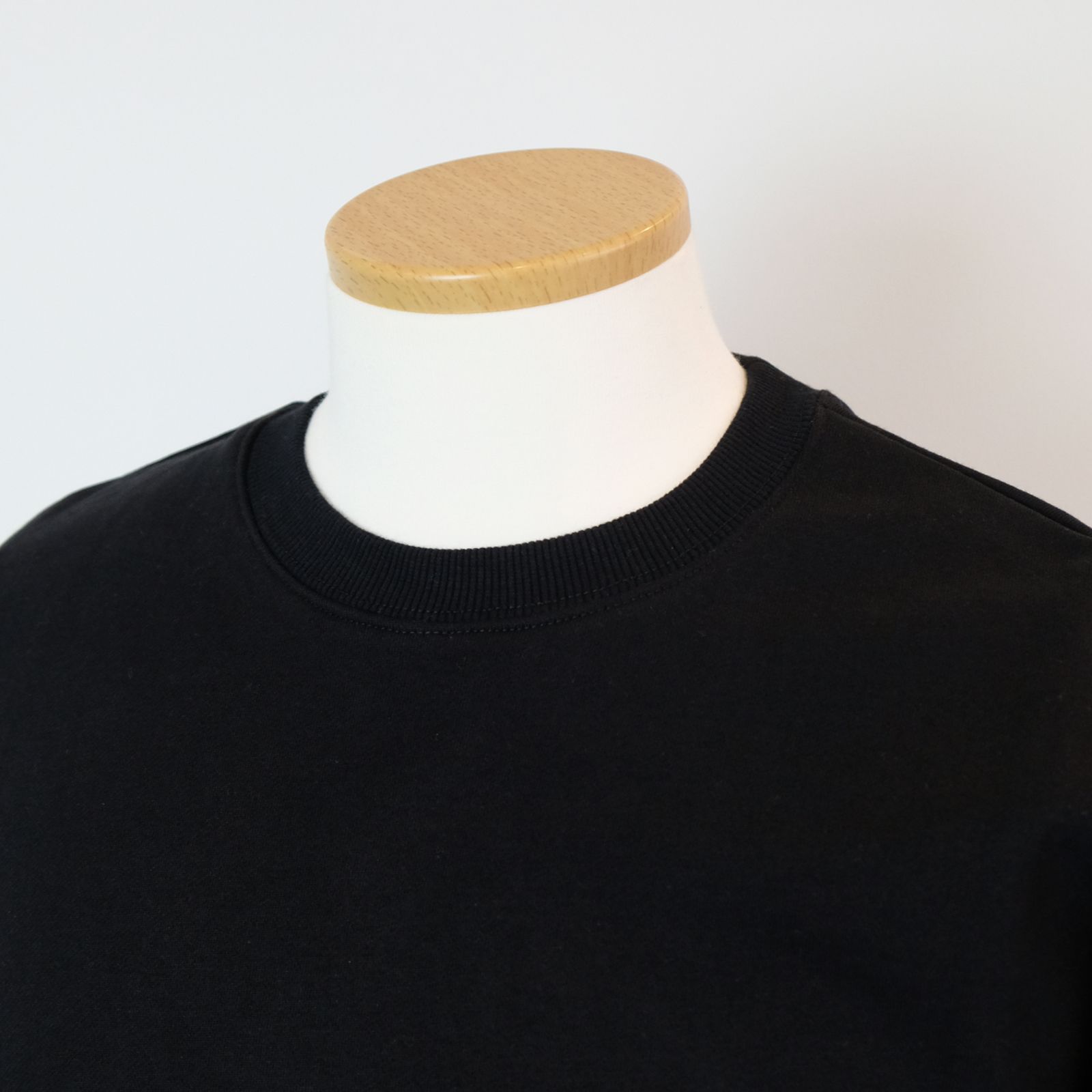 [ラスト1点 M] フロントロゴ ドロップショルダー クルーネックスエットシャツ / morse code classic sweatshirt / ブラック