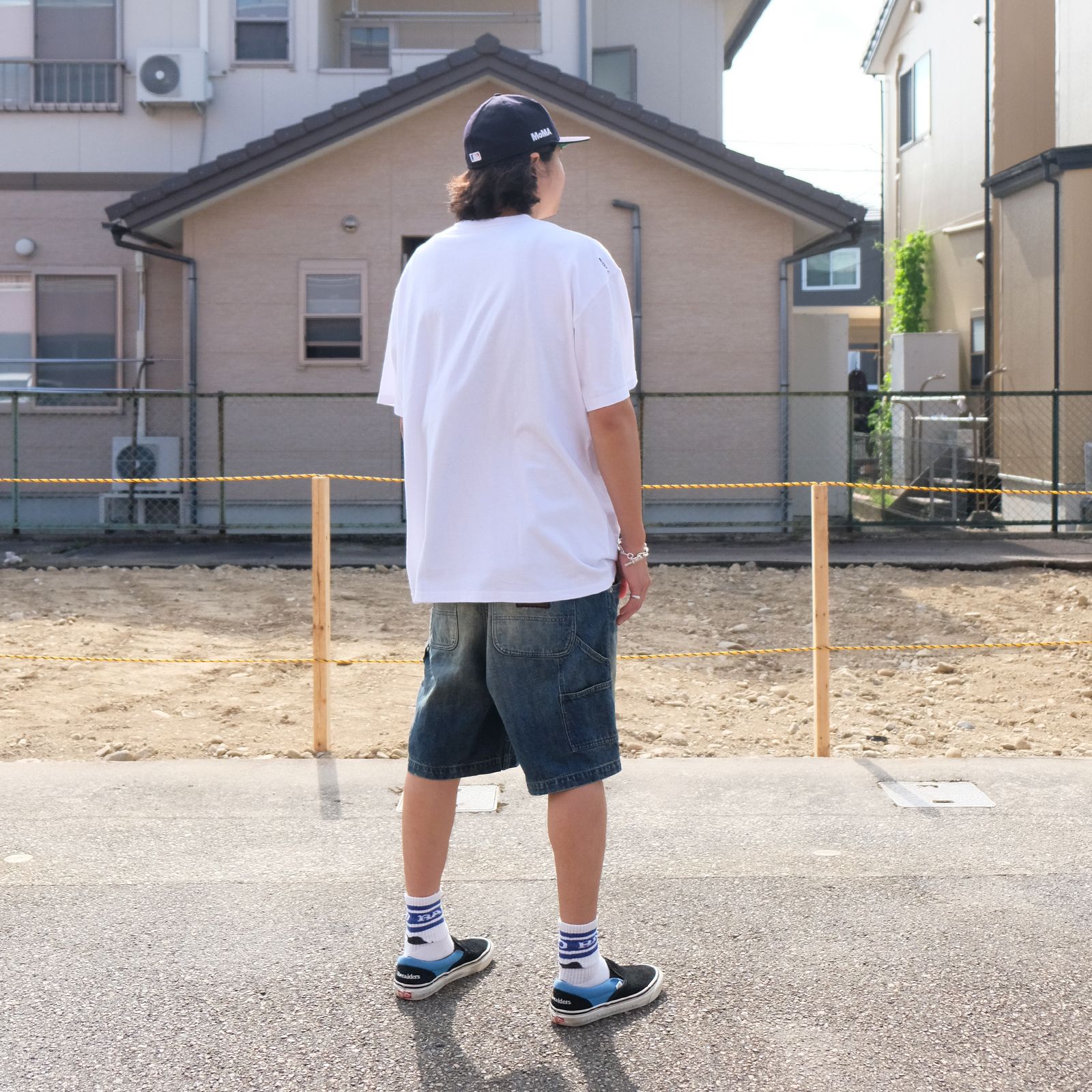 男の夏の定番“白Tデニム”をハーフパンツで快適に楽しむ