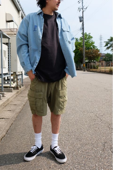 シャンブレーシャツが清涼感をもたらすハーフパンツスタイル