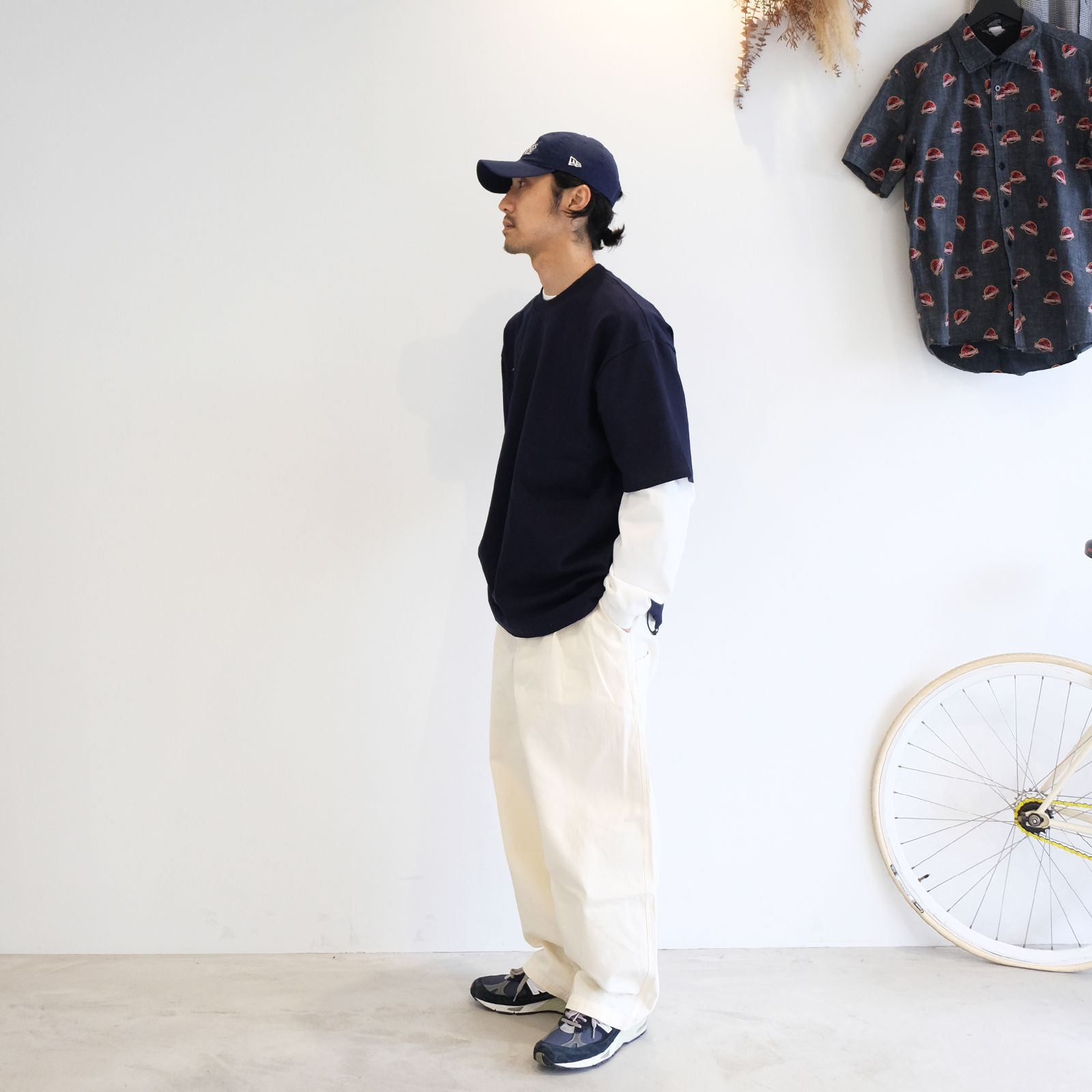 白と紺の配色でまとめたレイヤードスタイル