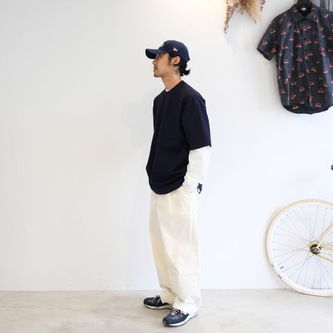 白と紺の配色でまとめたレイヤードスタイル