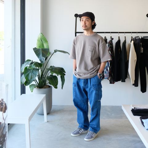 LAPRIMAのデニムカーゴを使用したシンプルなTシャツスタイル