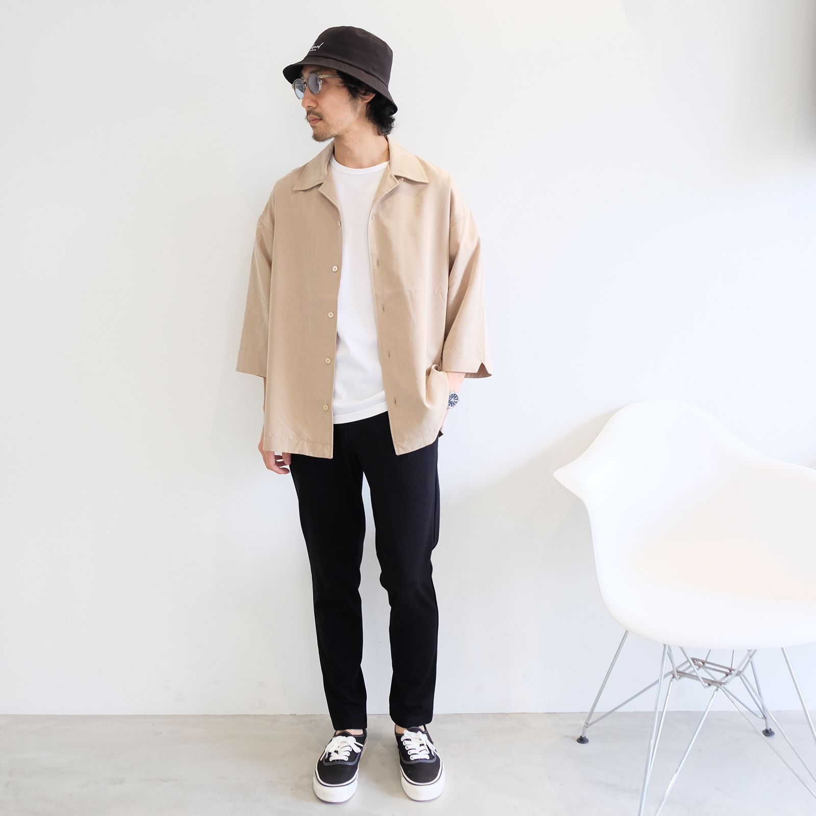 滑らかな素材感でまとめた半袖シャツコーデ