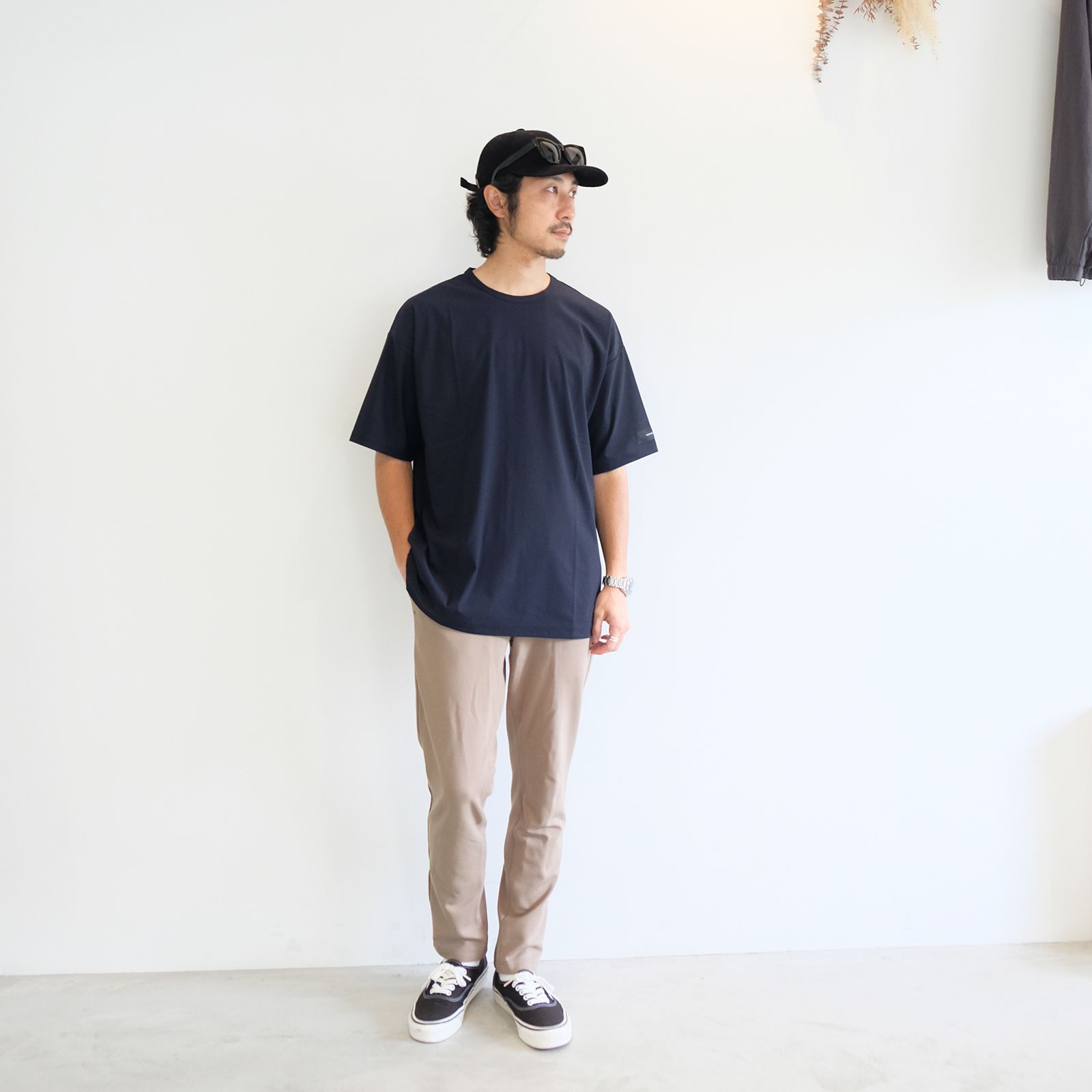 上質な素材感で楽しむ普遍的な大人のイージースタイル