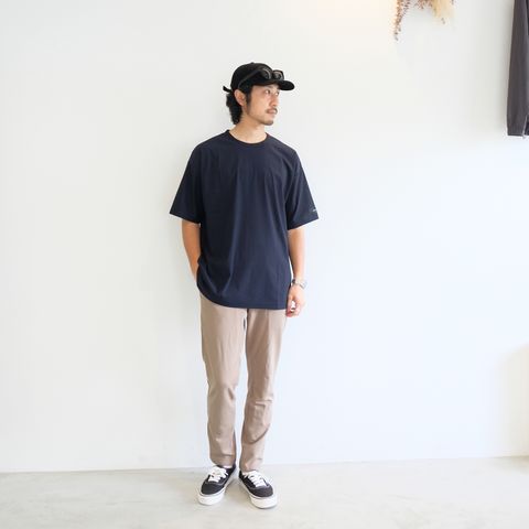 上質な素材感で楽しむ普遍的な大人のイージースタイル