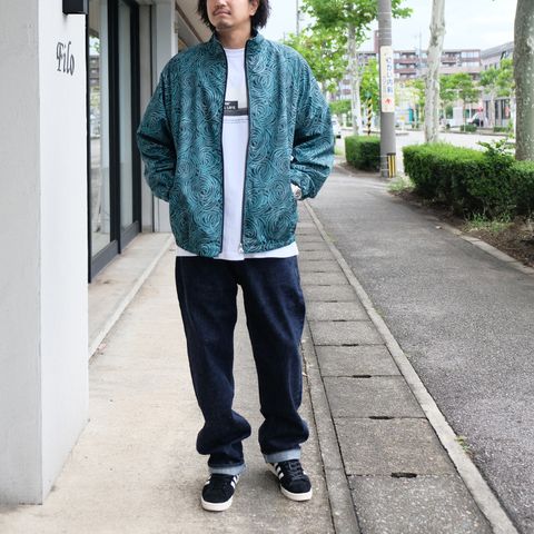 CALEEの総柄トラックジャケットをシンプルにカジュアルスタイルに落としこみました
