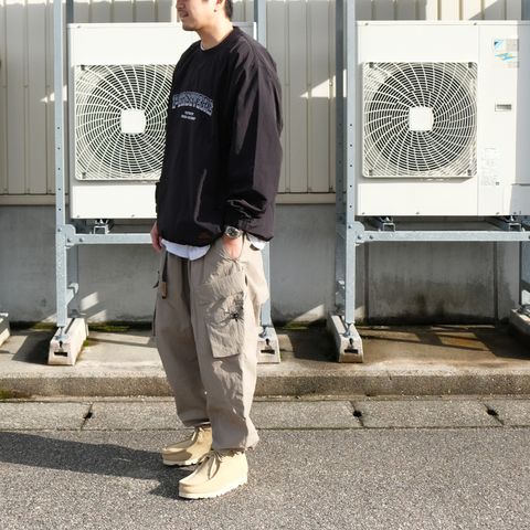 ストリートなテイストで着こなすカーゴパンツスタイル