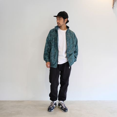 総柄トラックジャケットをメインとしたスポーティーでストリートな楽チンコーデ