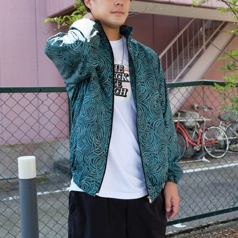 ストリートに馴染むトラックスーツスタイル
