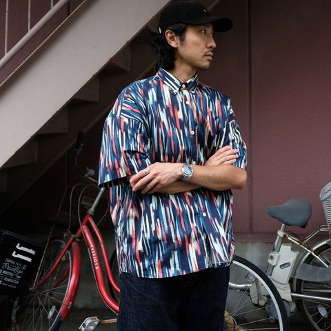 【2023.7.5(Wed) 】アーティスティックな柄デザインに今気分なシルエットで楽しむ夏の柄シャツコーデ