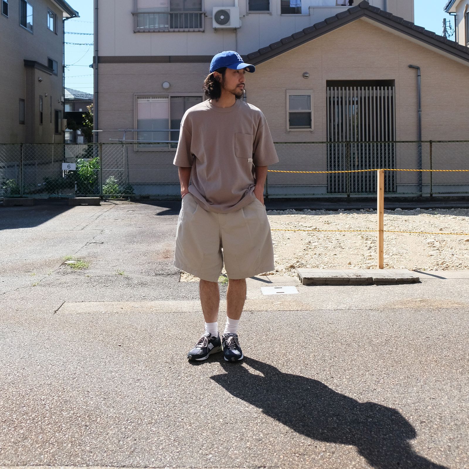 キャップで差し色を。落ち着きつつも明るめなトーンでまとめたTシャツコーデ