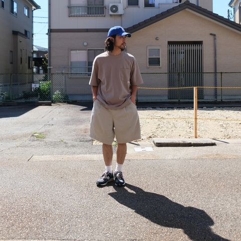 キャップで差し色を。落ち着きつつも明るめなトーンでまとめたTシャツコーデ
