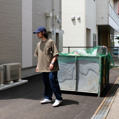風合いの良いオリーブカラーのTシャツをメインに