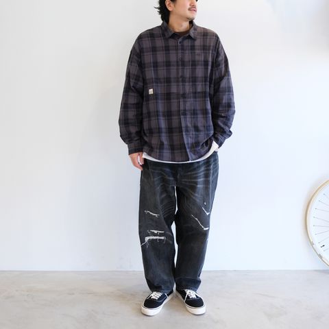モノトーンだけどシック過ぎないチェックシャツコーデ