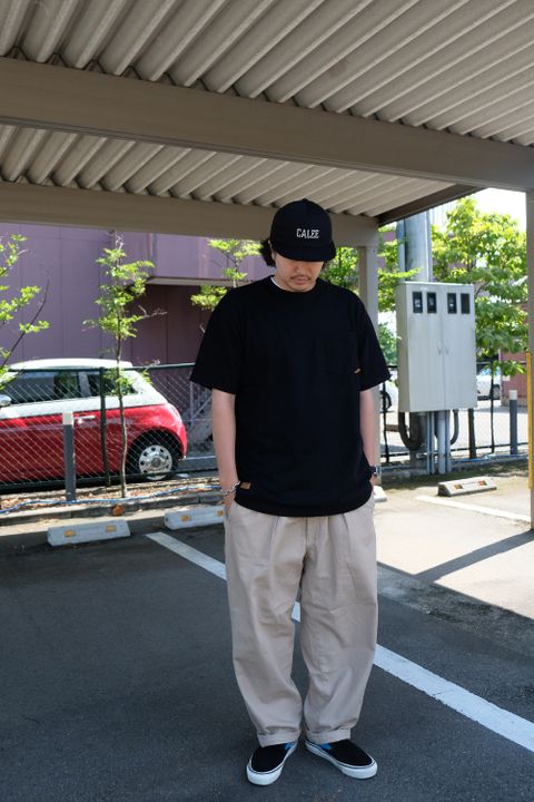 シルエットで楽しむTシャツ＋チノパンの着こなし