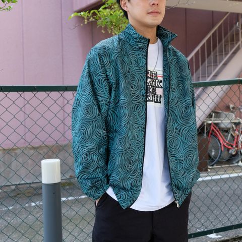 ストリートに馴染むトラックスーツスタイル