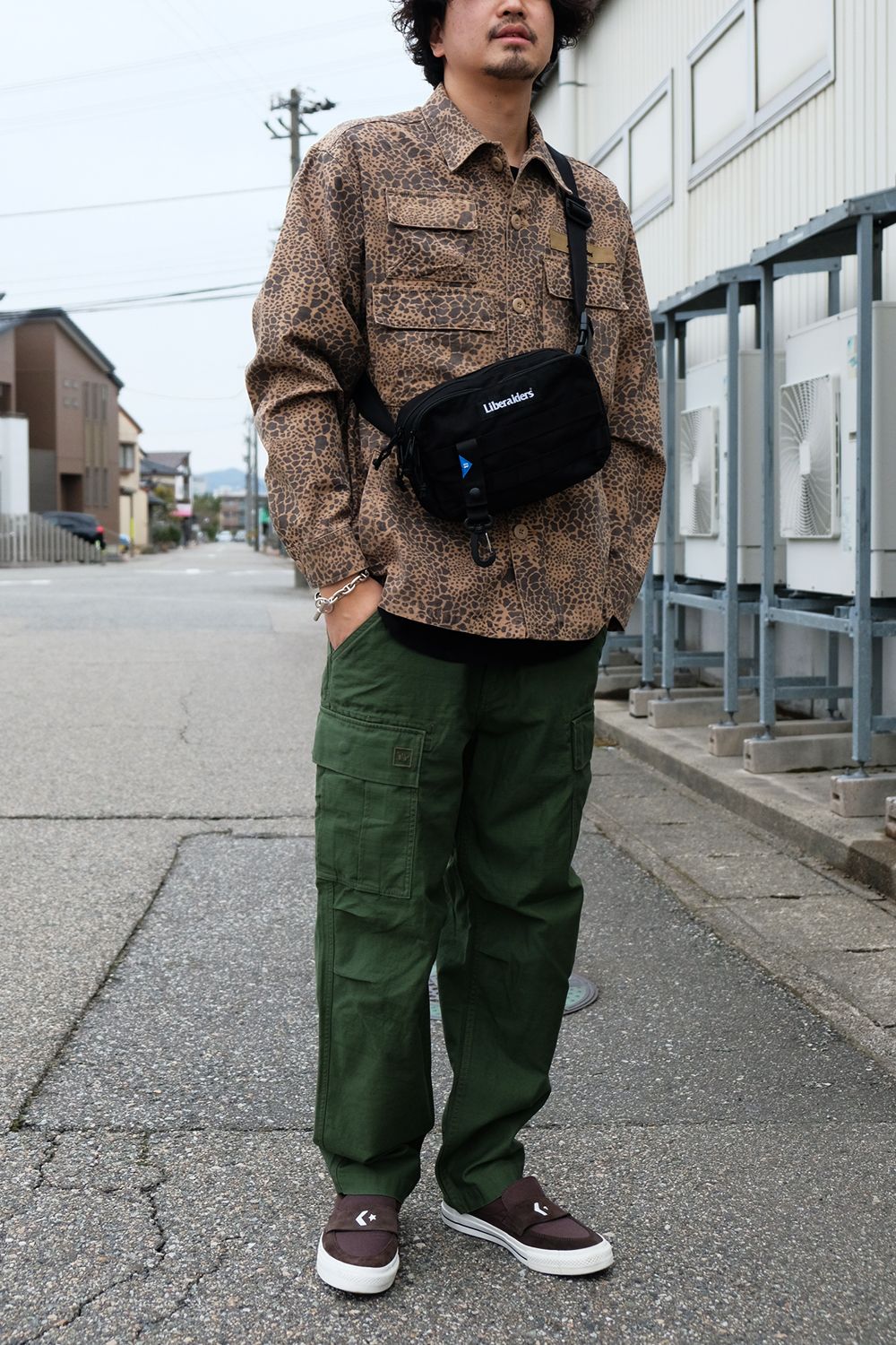 柄で魅せるミリタリー合わせの着こなし