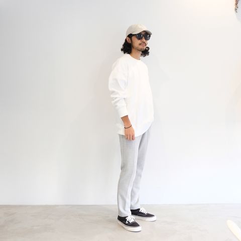 明るめなトーンを基調としたリラックス感のあるキレイめカジュアルコーデ