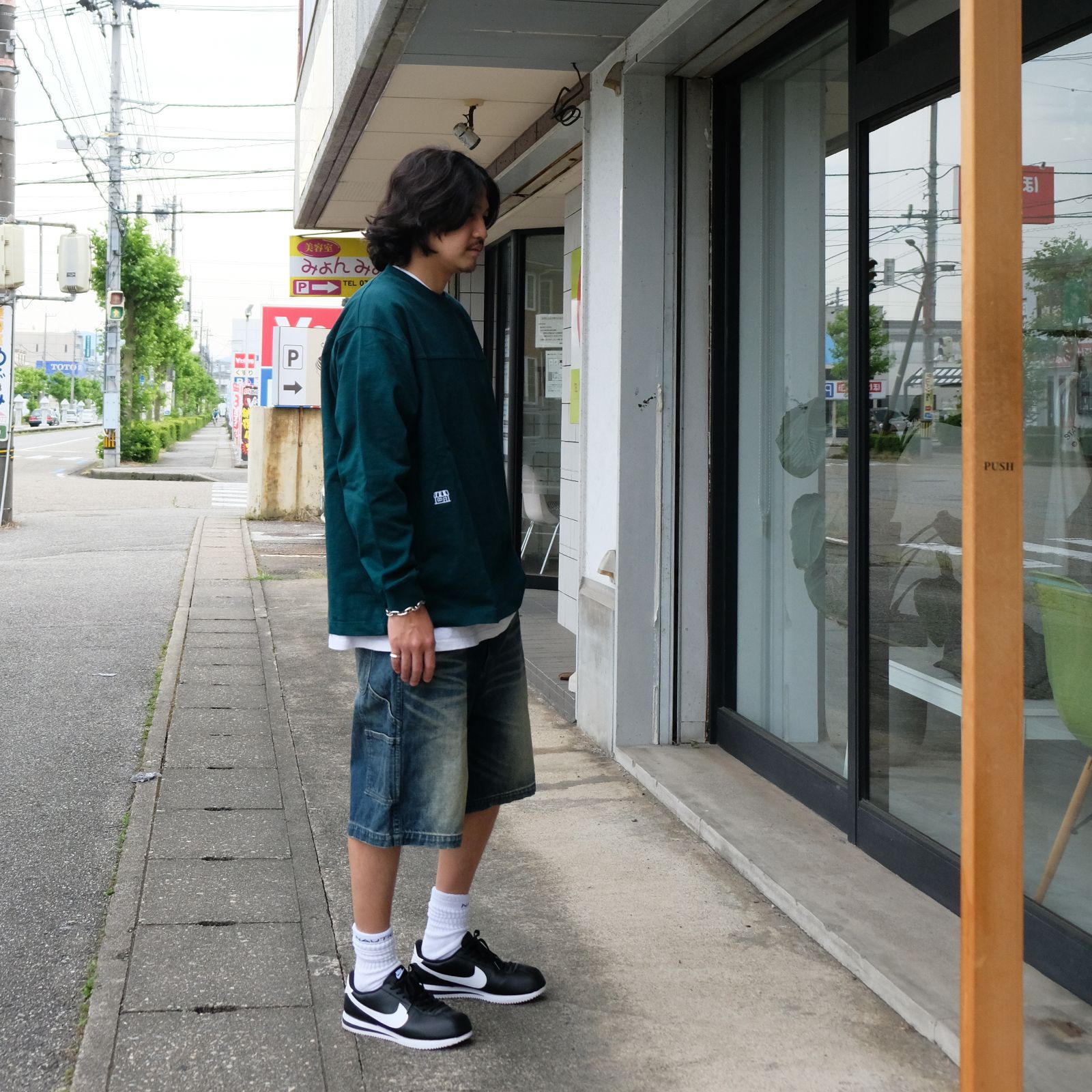 デニムショーツが懐かしくも今っぽい