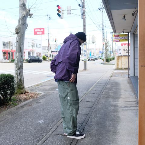 パープルのトップスにオリーブ系のパンツの相性は抜群