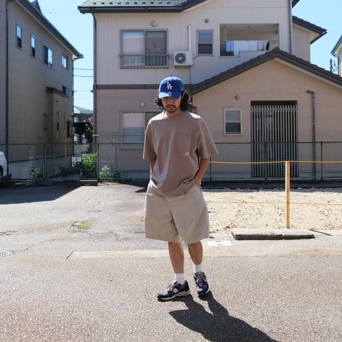 キャップで差し色を。落ち着きつつも明るめなトーンでまとめたTシャツコーデ