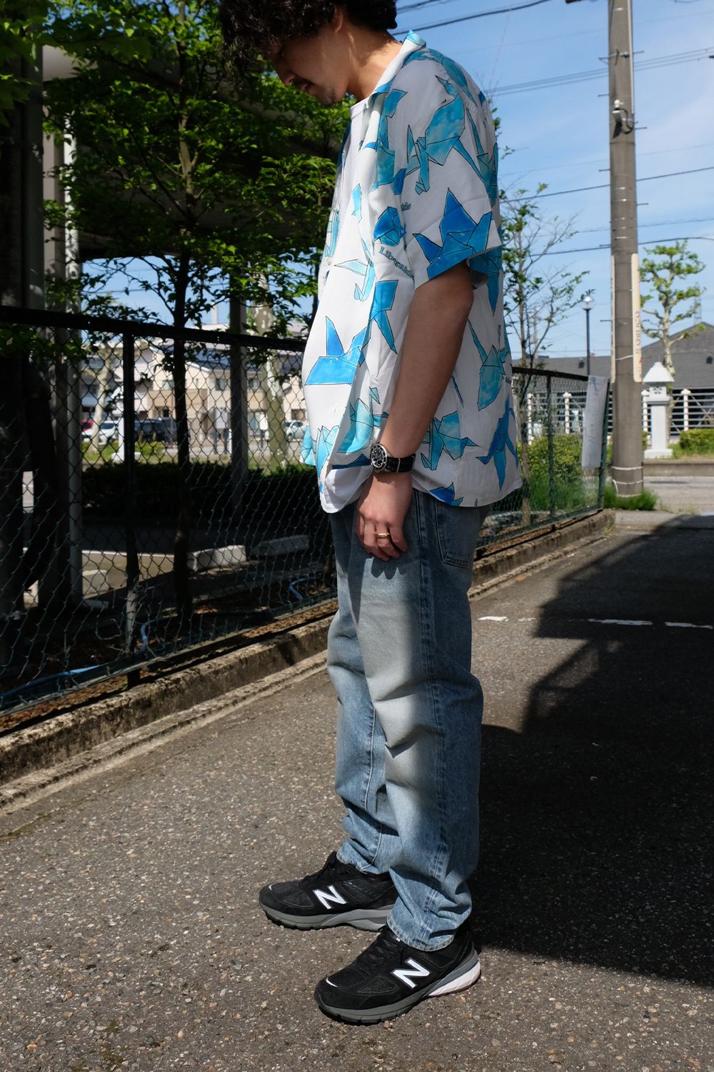 清涼感のある雰囲気にまとめた柄シャツコーデ