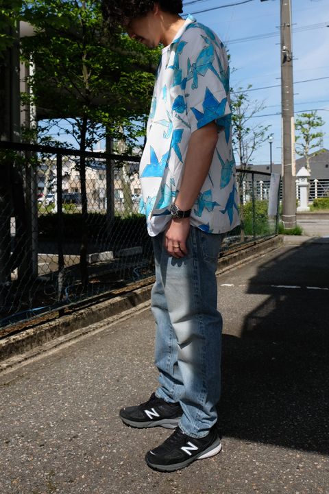 清涼感のある雰囲気にまとめた柄シャツコーデ
