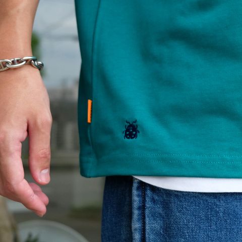 鮮やかなグリーンカラーのTシャツをメインに