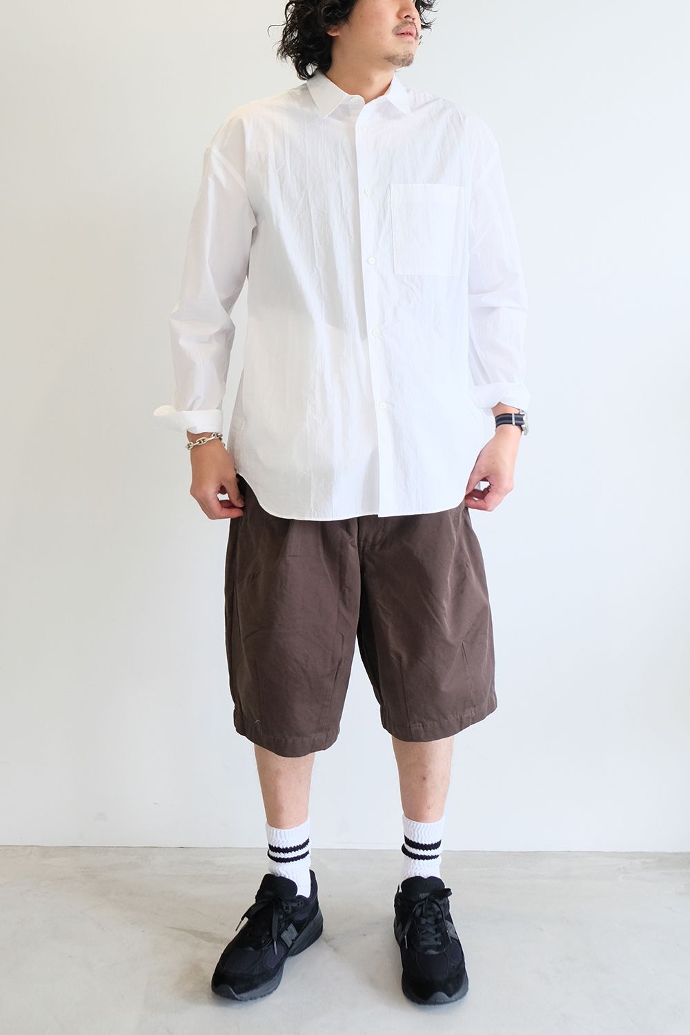 カジュアルショーツに白シャツ合わせで小綺麗に