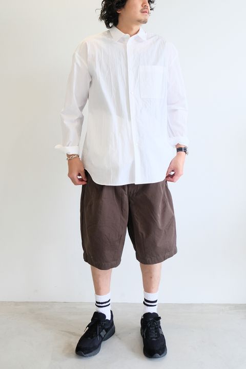 カジュアルショーツに白シャツ合わせで小綺麗に