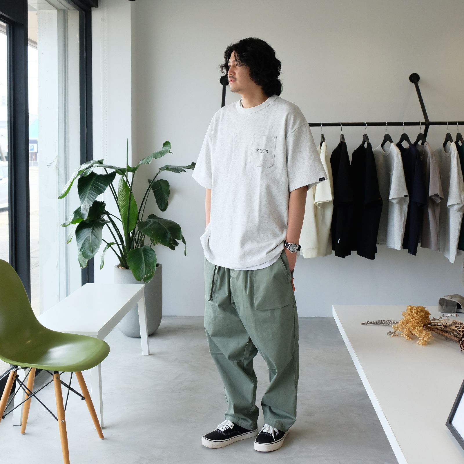 オリーブ系のパンツに合わせるトップスは何色が好み？