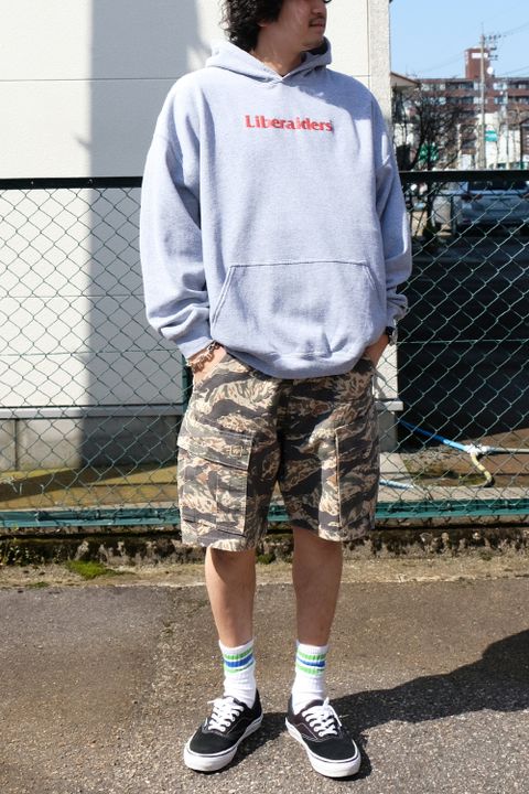 パーカーにハーフパンツを合わせた春の装い