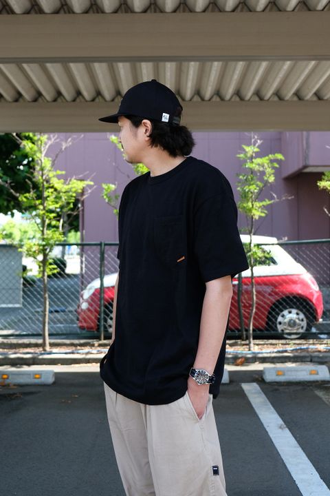 シルエットで楽しむTシャツ＋チノパンの着こなし