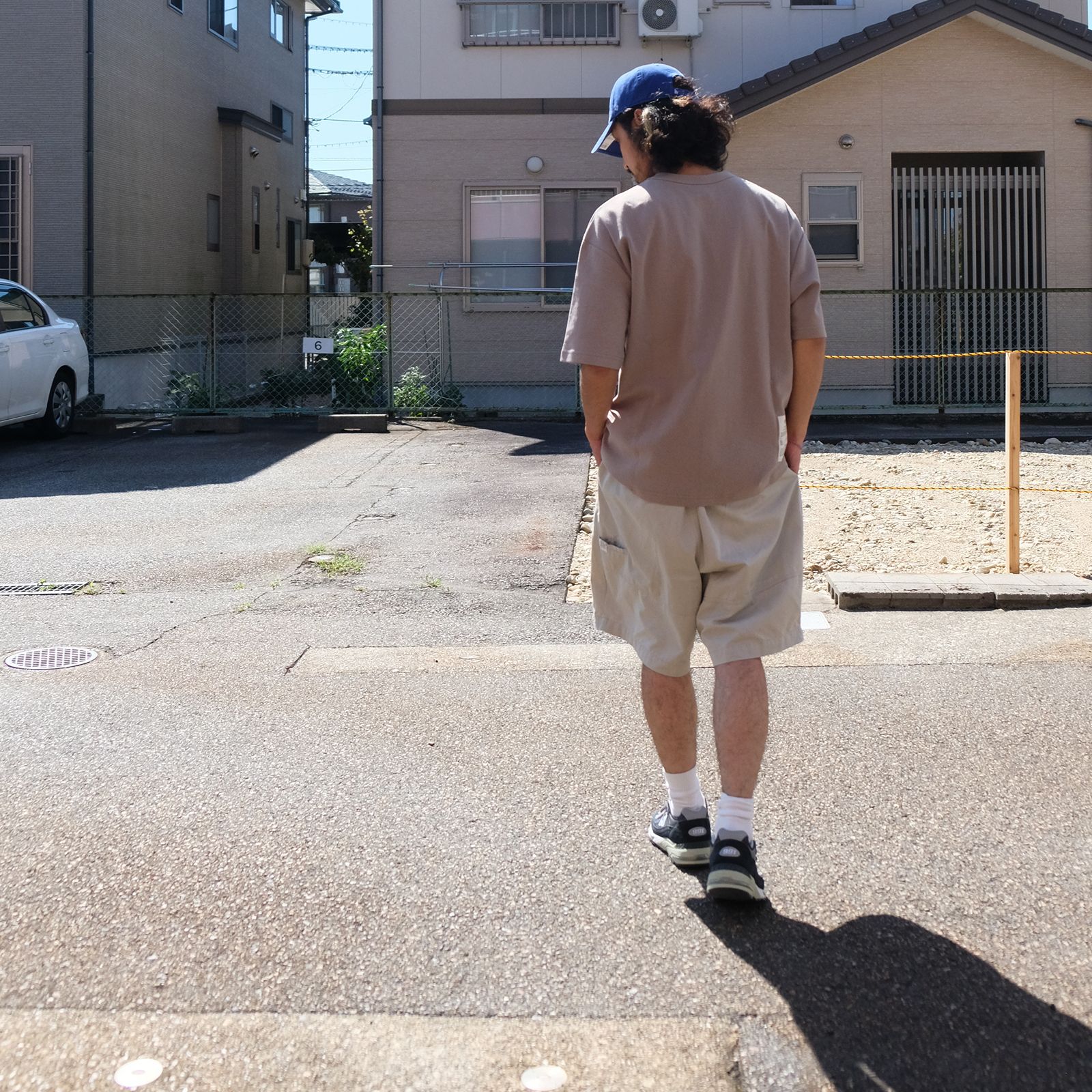 キャップで差し色を。落ち着きつつも明るめなトーンでまとめたTシャツコーデ