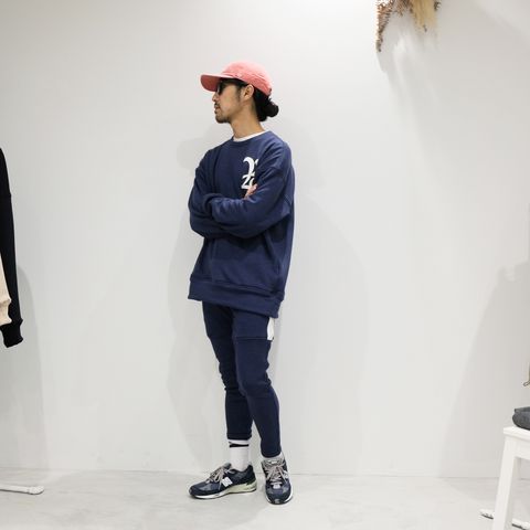 ネイビーでまとめたスポーティーかつストリートなあったかセットアップスタイル
