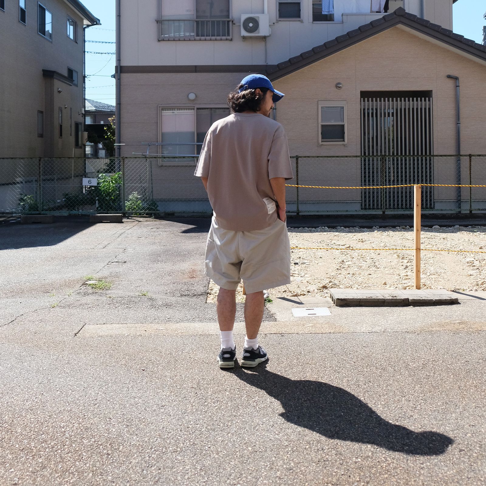 キャップで差し色を。落ち着きつつも明るめなトーンでまとめたTシャツコーデ