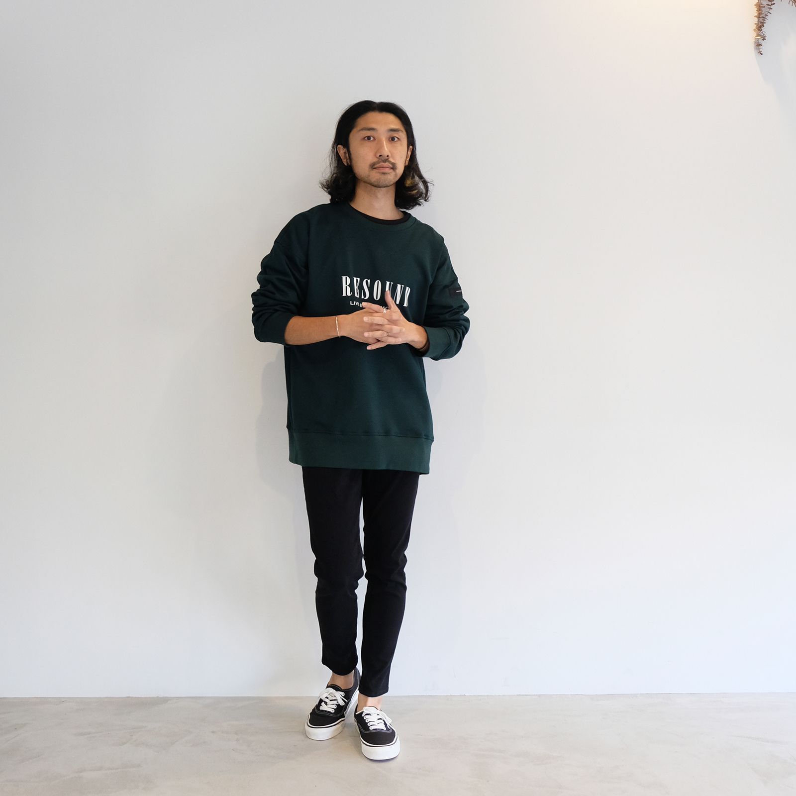 トレーナー＋デニムをシュッとした印象で着こなす