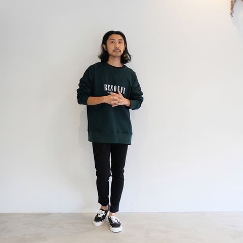 トレーナー＋デニムをシュッとした印象で着こなす