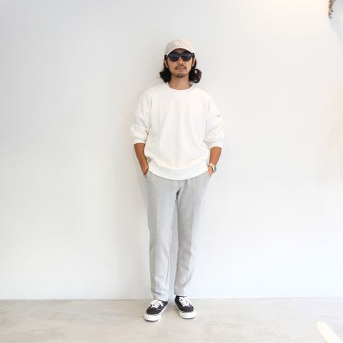 明るめなトーンを基調としたリラックス感のあるキレイめカジュアルコーデ