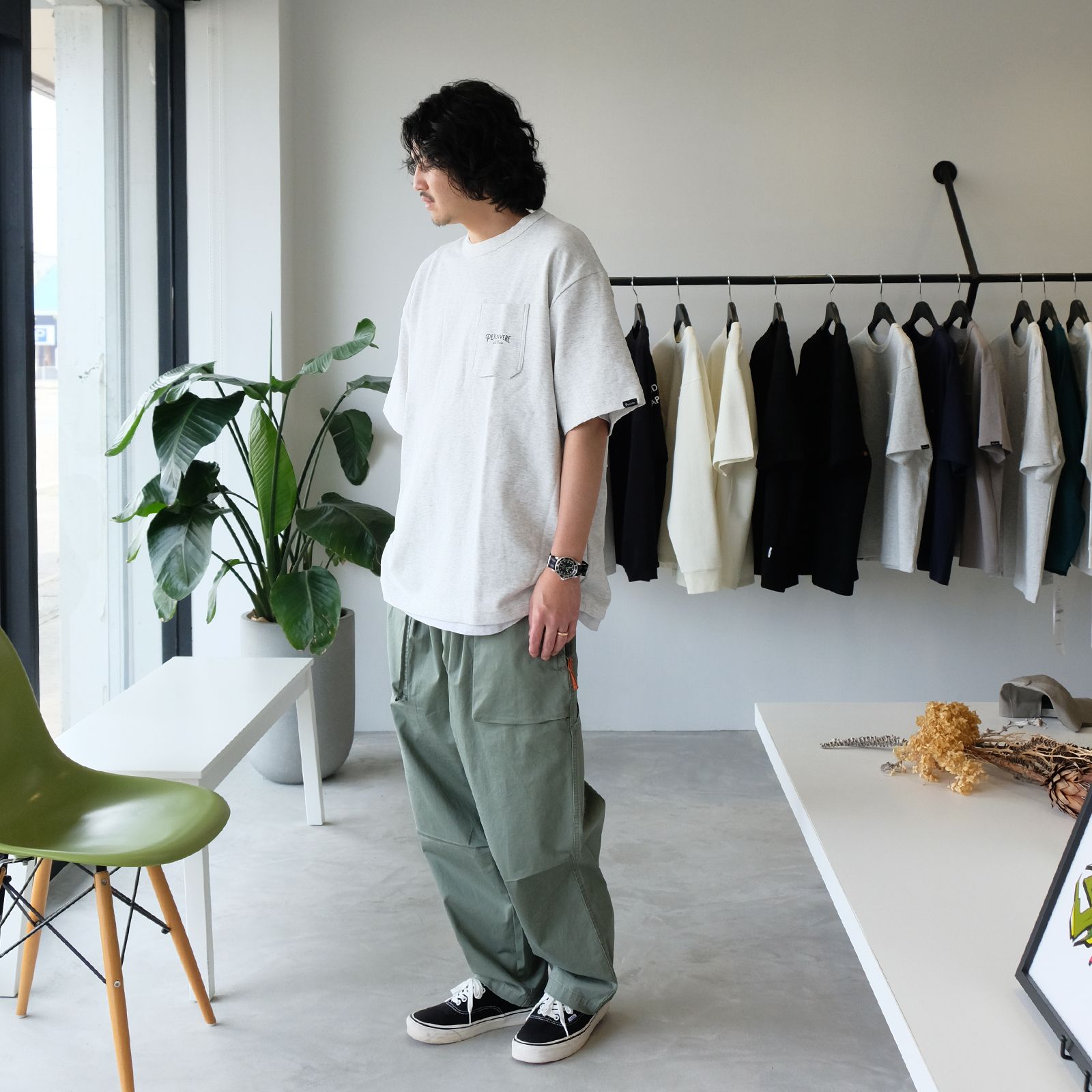 オリーブ系のパンツに合わせるトップスは何色が好み？