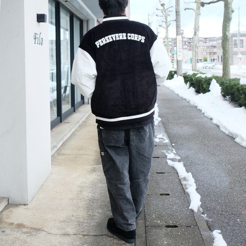 モノトーンでまとめた冬のスタジャンコーデ