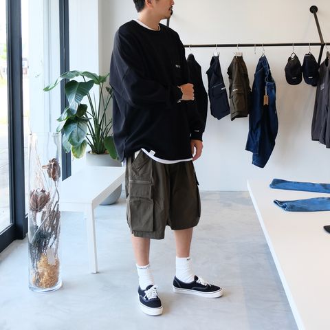 ロンTEEにカーゴショーツを合わせた秋の着こなし