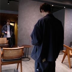 グレーを基調としたセットアップスタイル