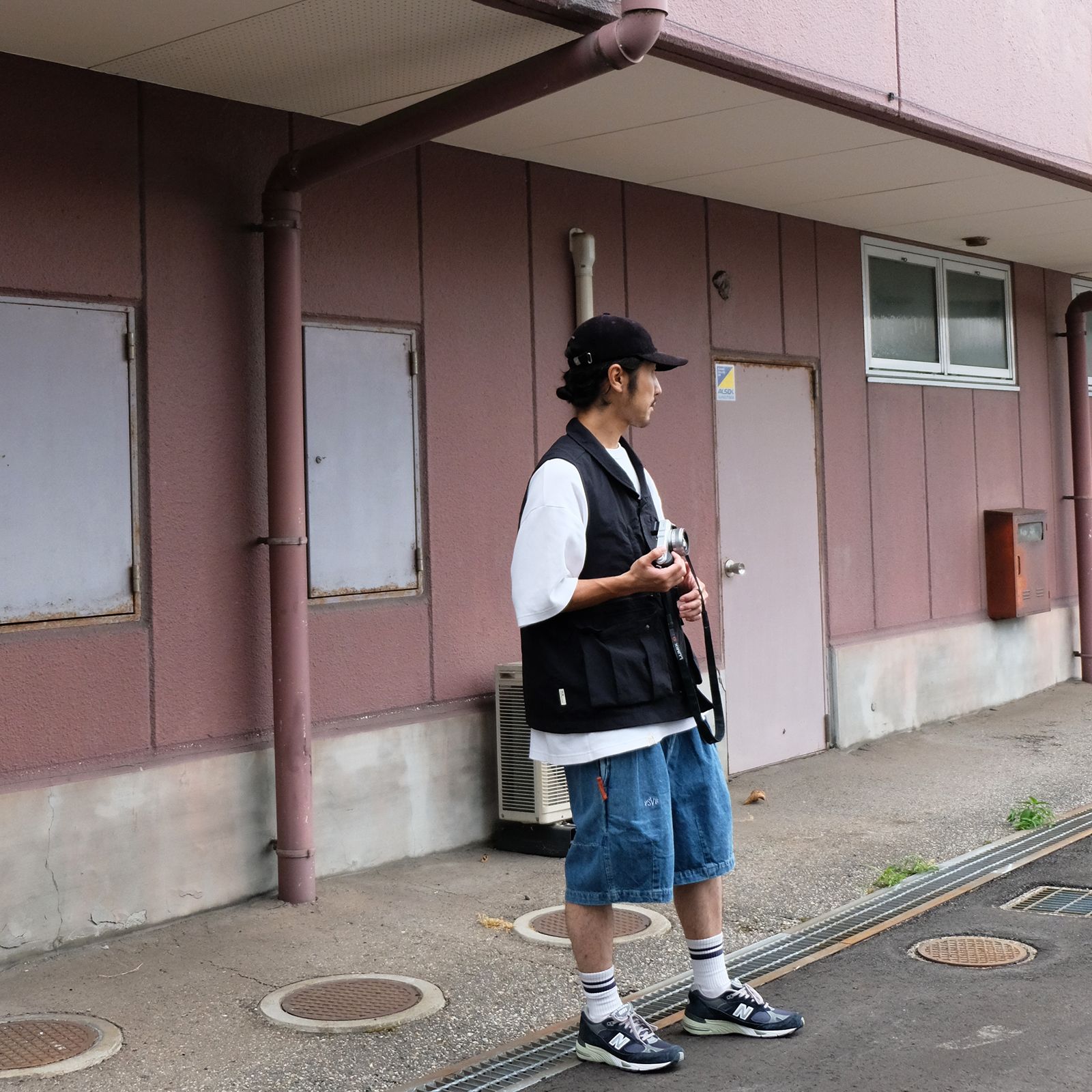 軽やかな半袖短パンスタイルに実用性をプラス