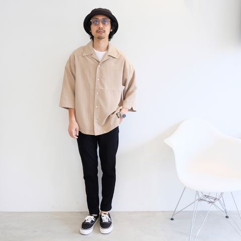 滑らかな素材感でまとめた半袖シャツコーデ