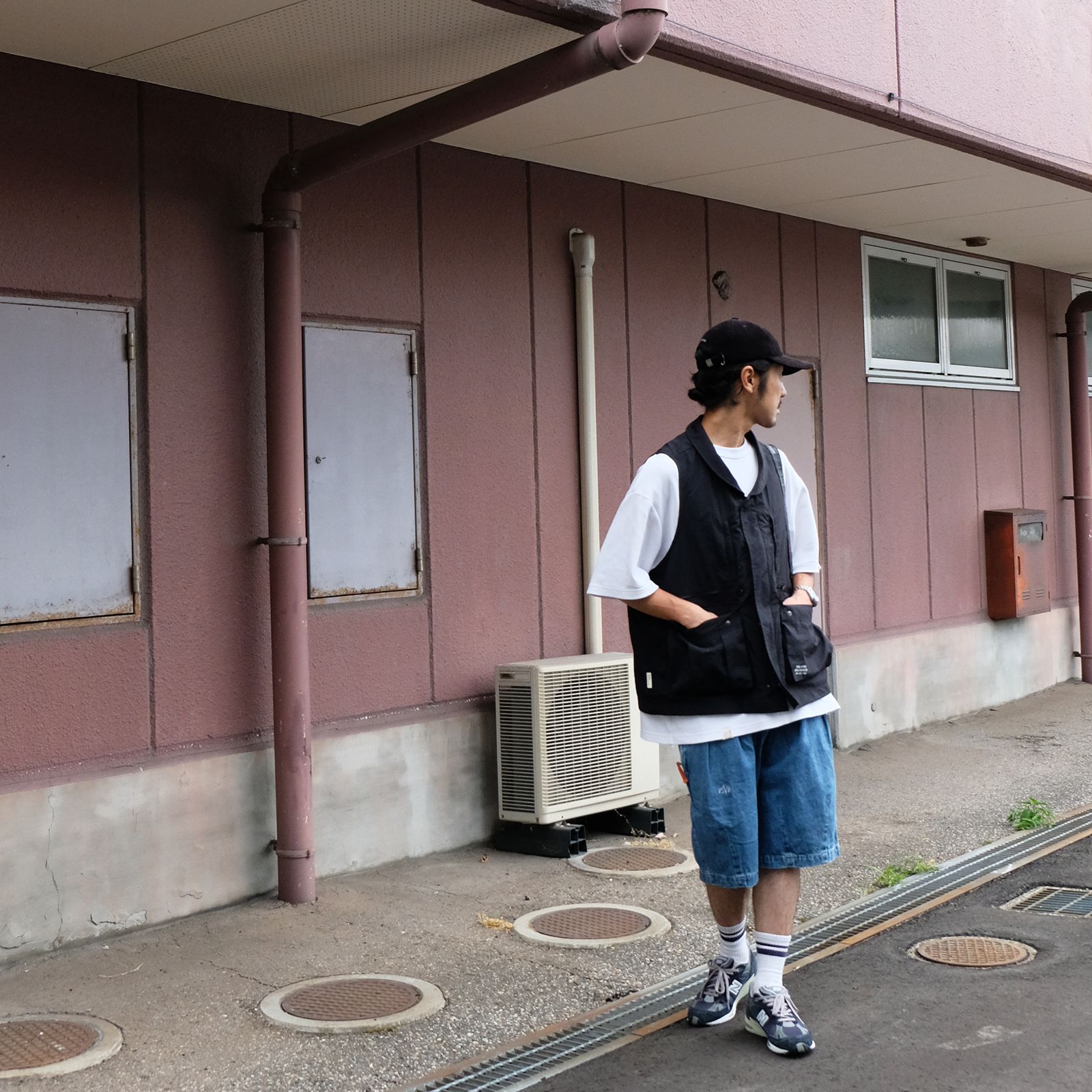 軽やかな半袖短パンスタイルに実用性をプラス